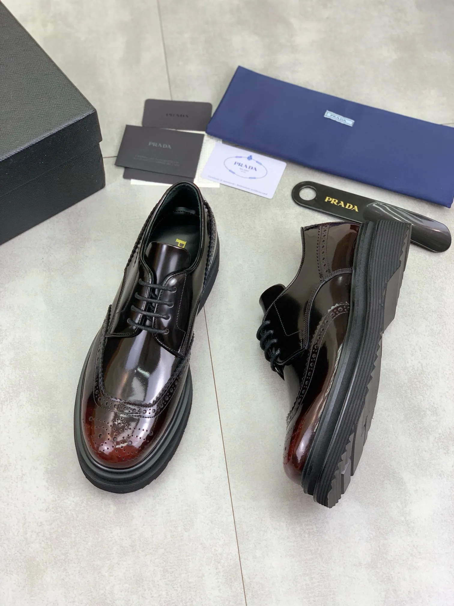 Factory price P880 💰Original quality, top version🔱 ＰＲＡＤＡPrada. Men's business casual leather shoes, top quality products. 1:1 shipment⬆️Luxurious and noble👞All imported original brand fabrics, just to create a more comfortable wearing experience. Upper: Original comfortable open edge bead-rubbed calf leather➕Top imported water-dyed full cow lining, original lightweight and comfortable TPU foam combination bottom✔️Code number: 39-44 (38.45 can be customized)